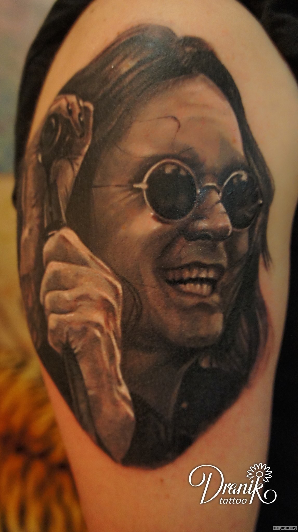 Фотография татуировки под названием «Человек в круглых черных очках»