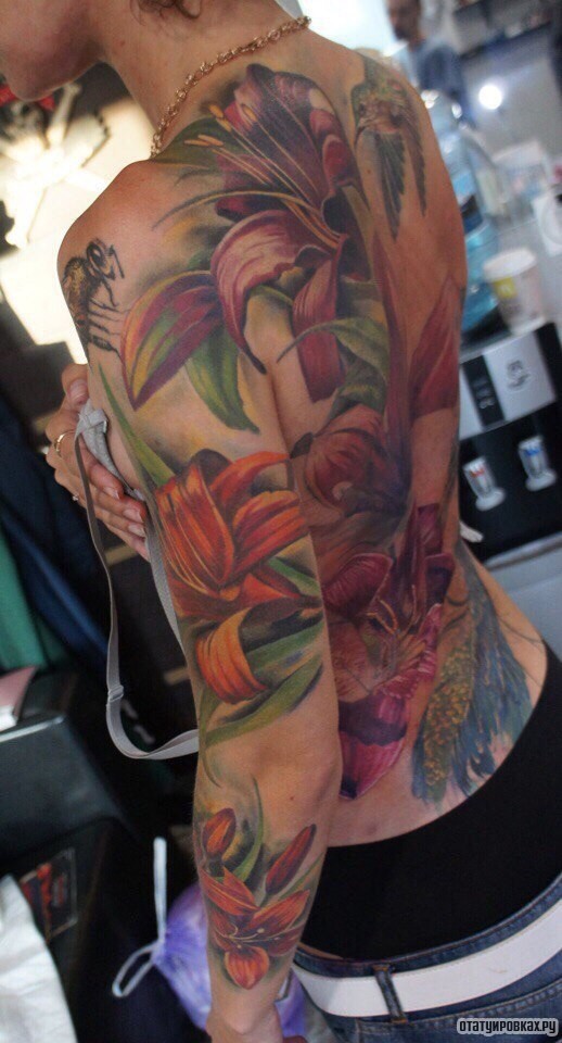 Фотография татуировки под названием «Лилии на всем теле»