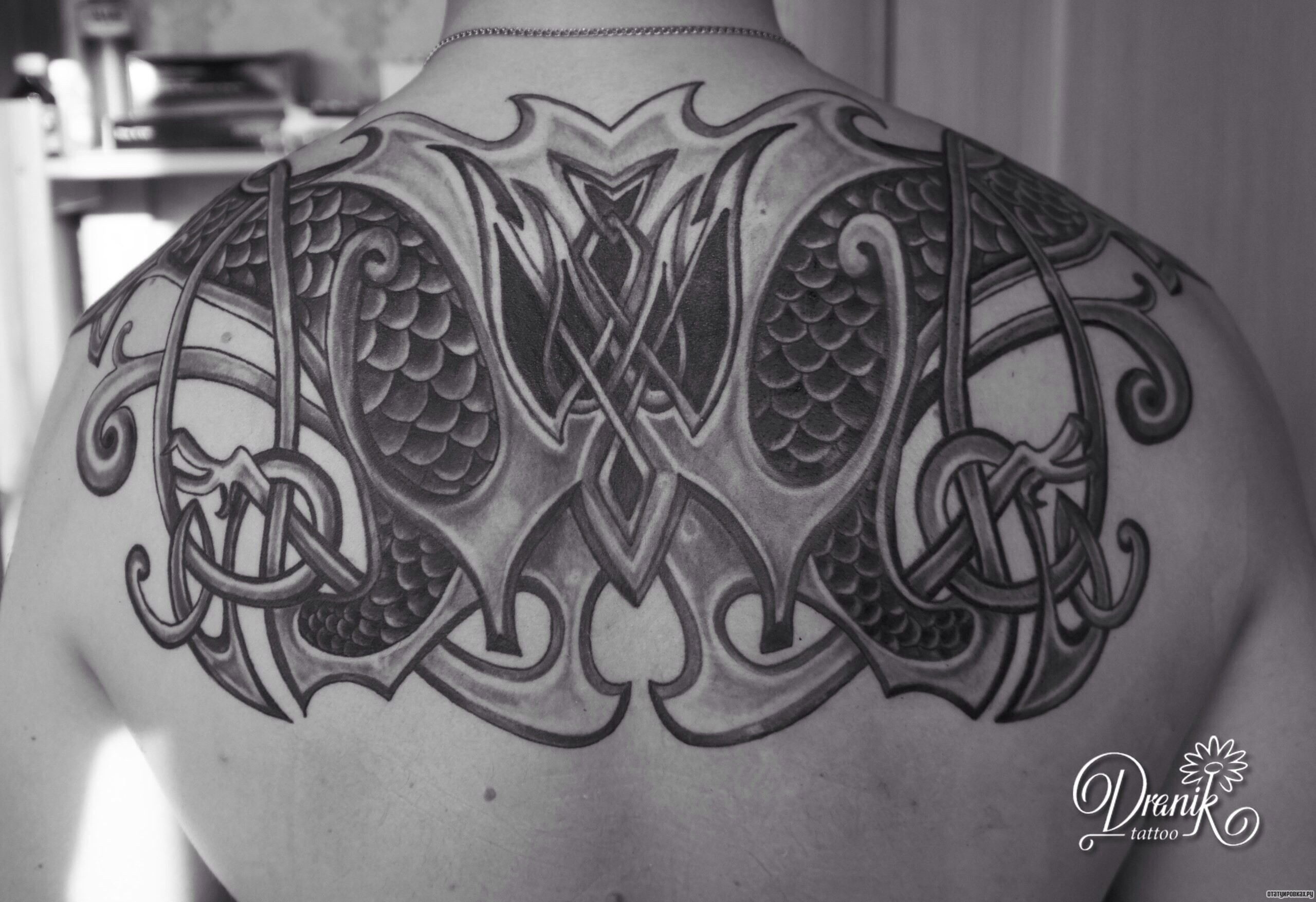 Фотография татуировки под названием «Узоры на спине»