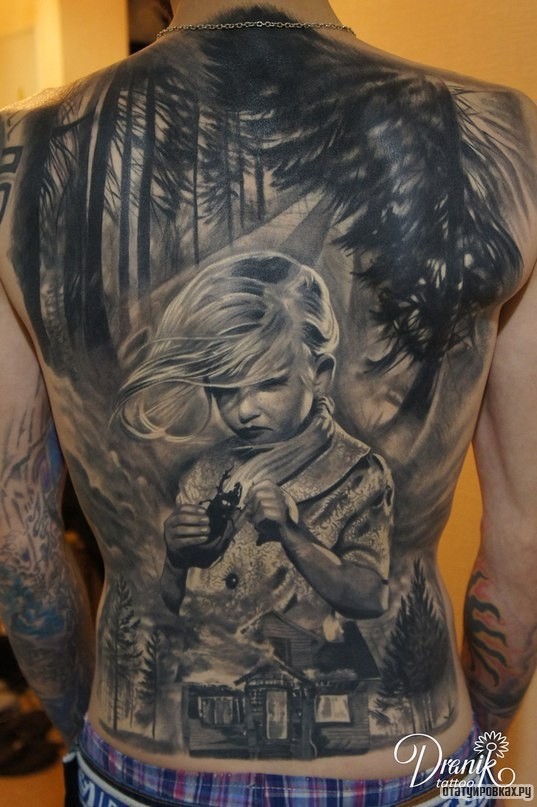 Фотография татуировки под названием «Девочка держит в руках жука на фоне леса»