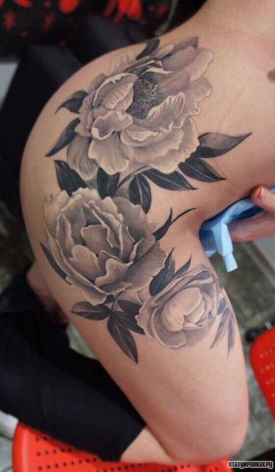 Фотография татуировки под названием «Цветы пионы в белом цвете»