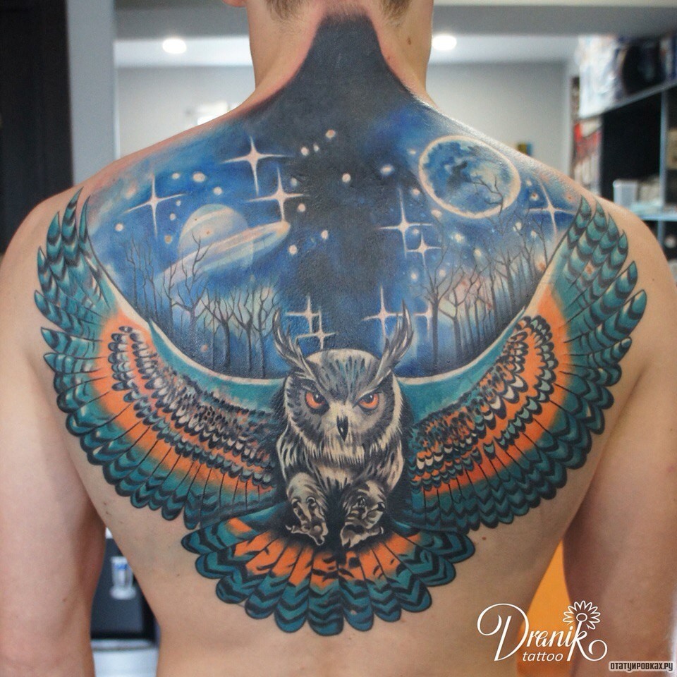 Фотография татуировки под названием «Сова на фоне ночи и планет»