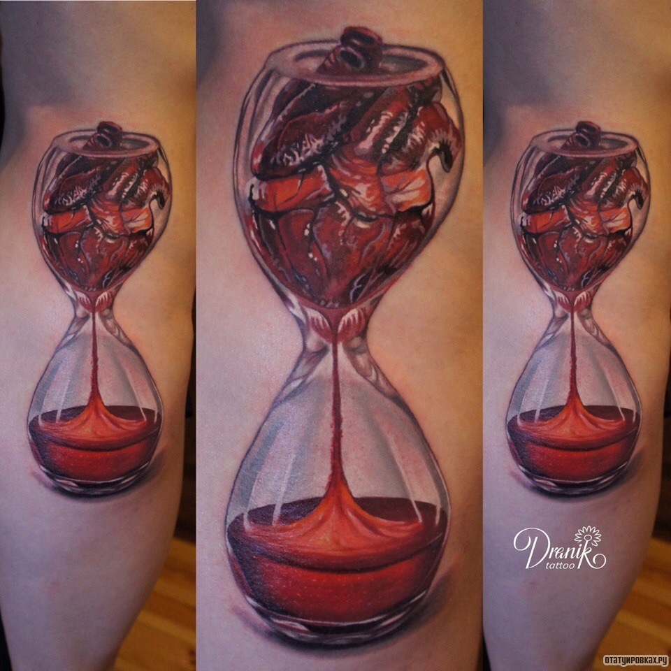 Фотография татуировки под названием «Песочные часы из крови, которая льется из сердца»