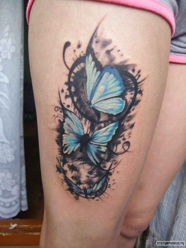 Фотография татуировки под названием «Бабочки в черном узоре»
