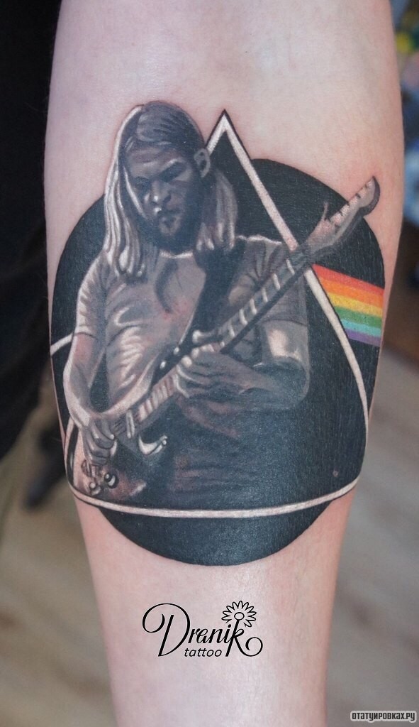 Фотография татуировки под названием «Человек с гитарой в треугольнике»