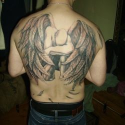 Тату ангел с крыльями на спине