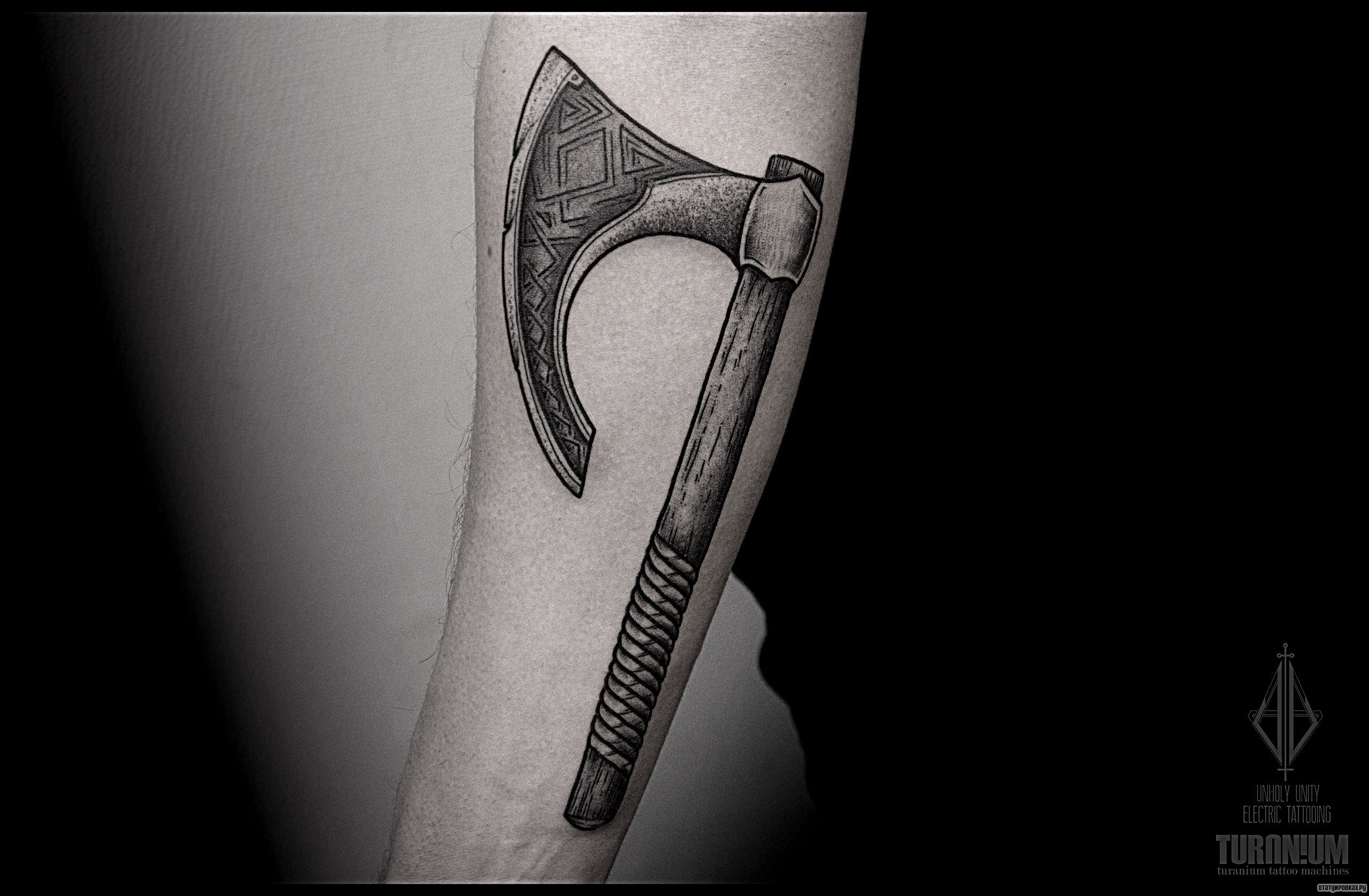 Фотография татуировки под названием «Топор»