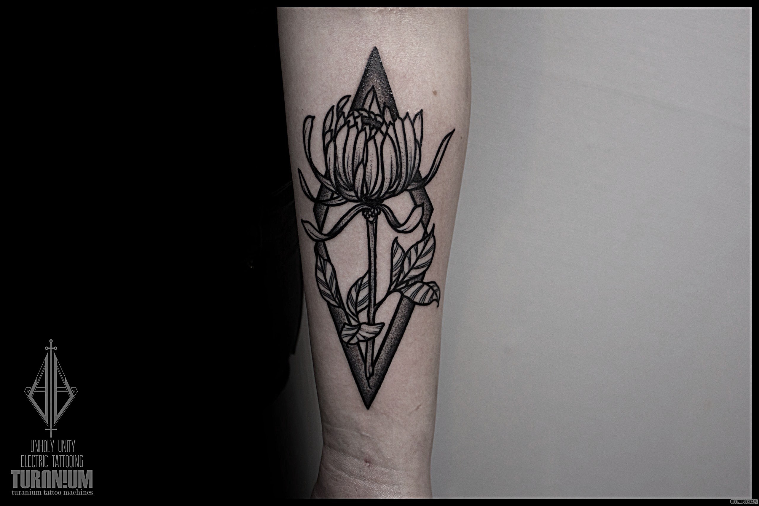 Фотография татуировки под названием «Цветок в ромбе»