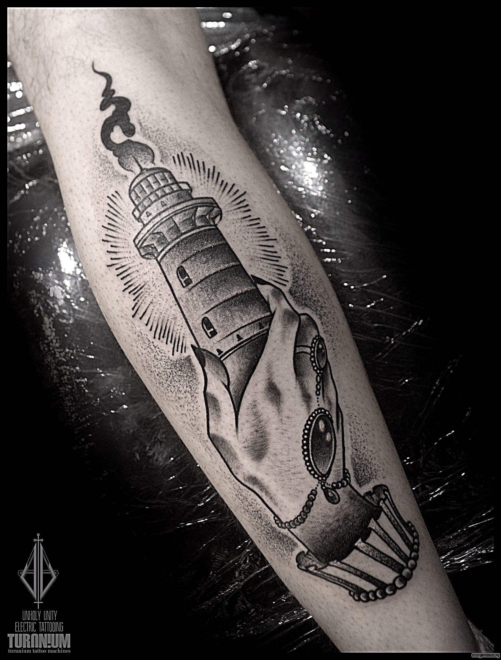 Фотография татуировки под названием «Маяк в руке как свеча»