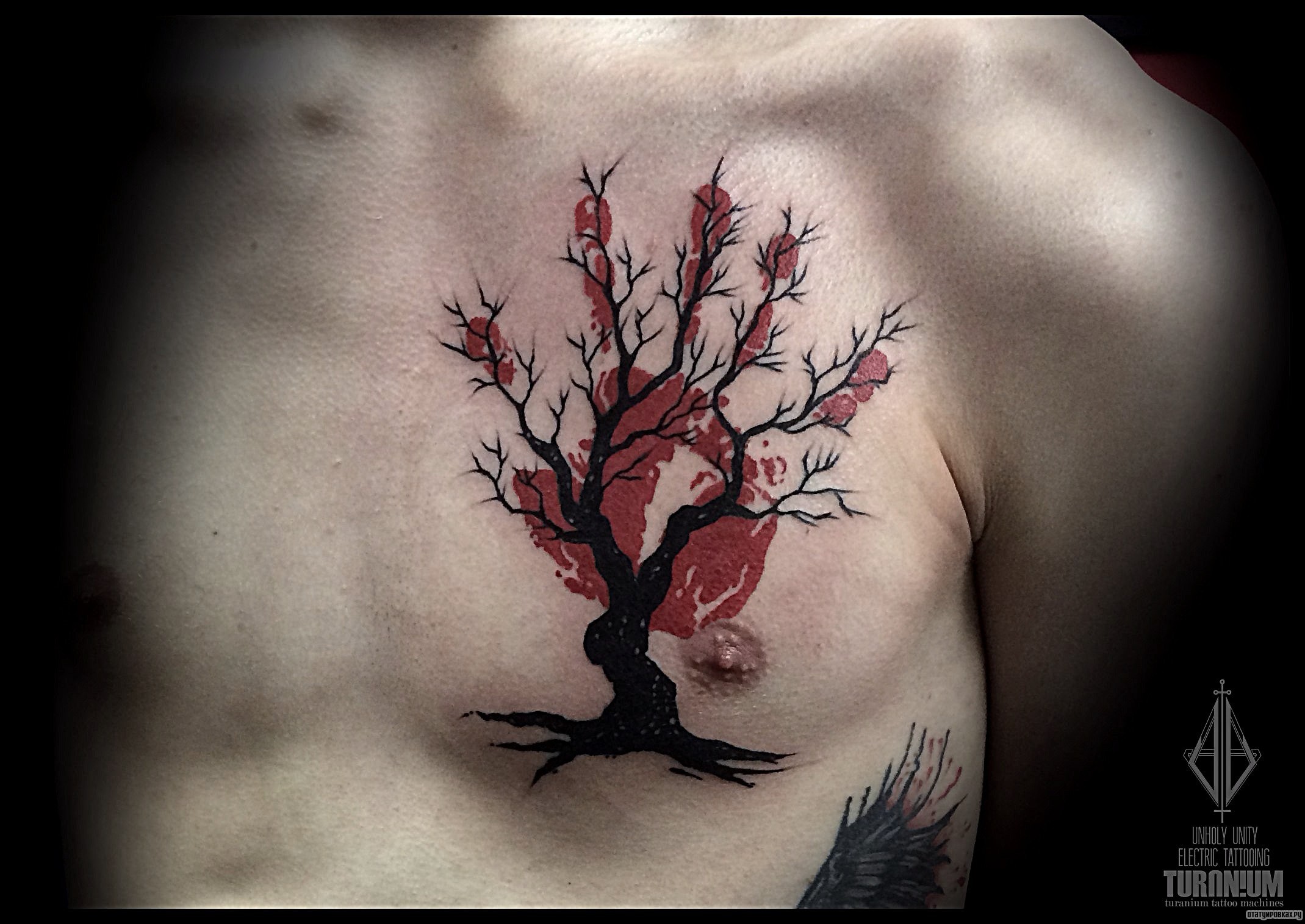 Фотография татуировки под названием «Дерево черно-красное с ладонью»