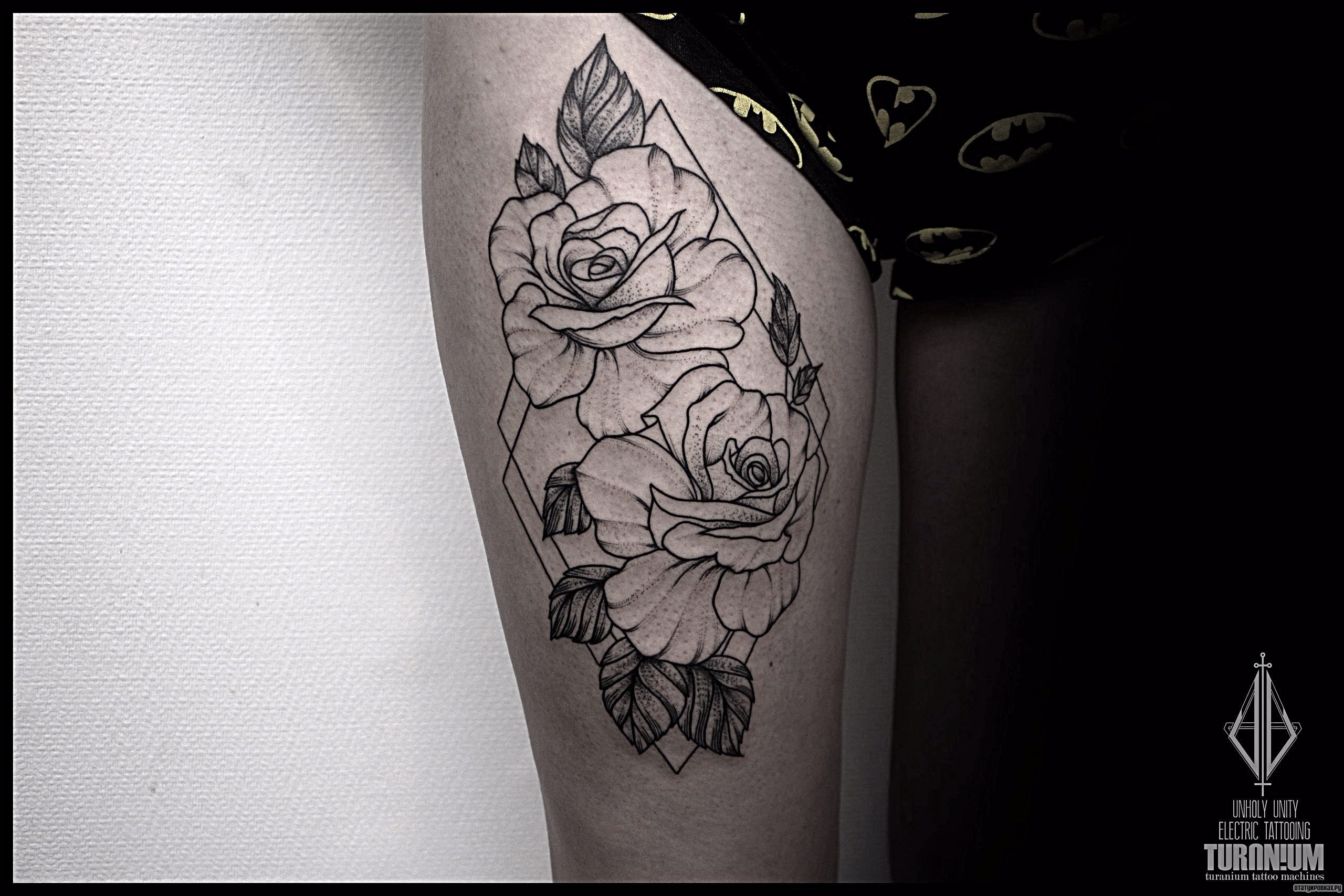 Фотография татуировки под названием «Две розы, геометрия»