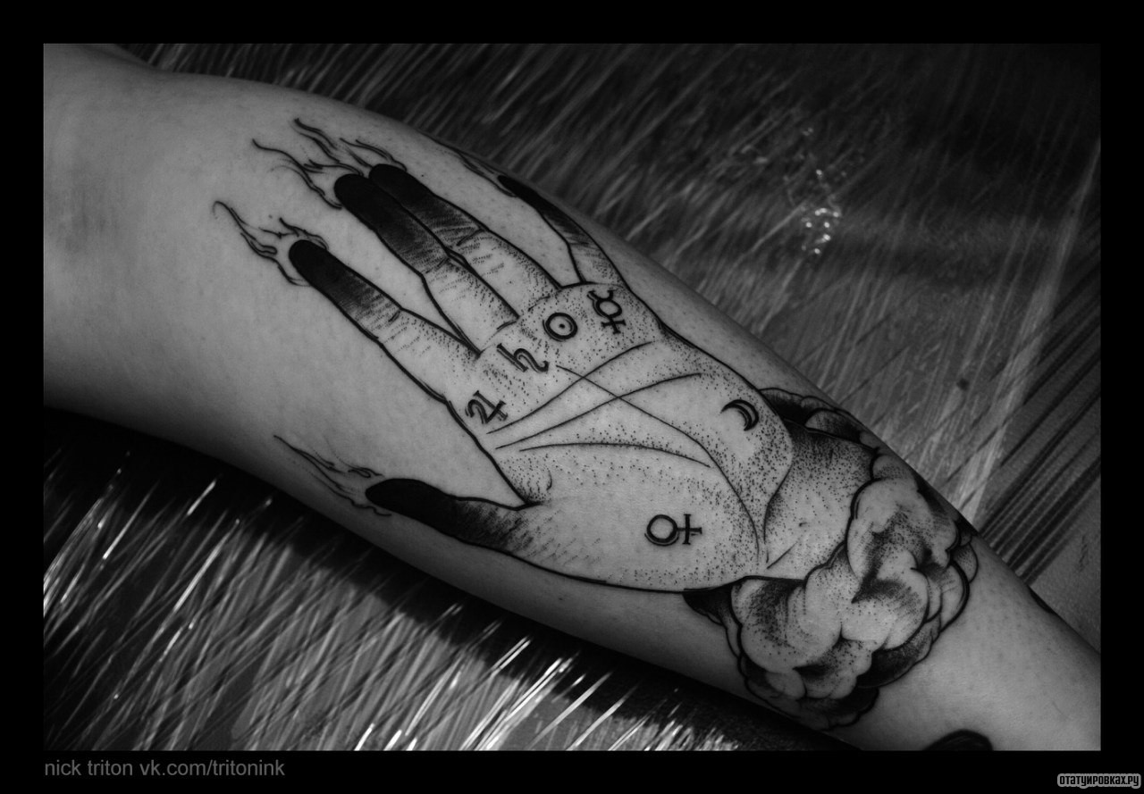 Фотография татуировки под названием «Рука с горящими пальцами»