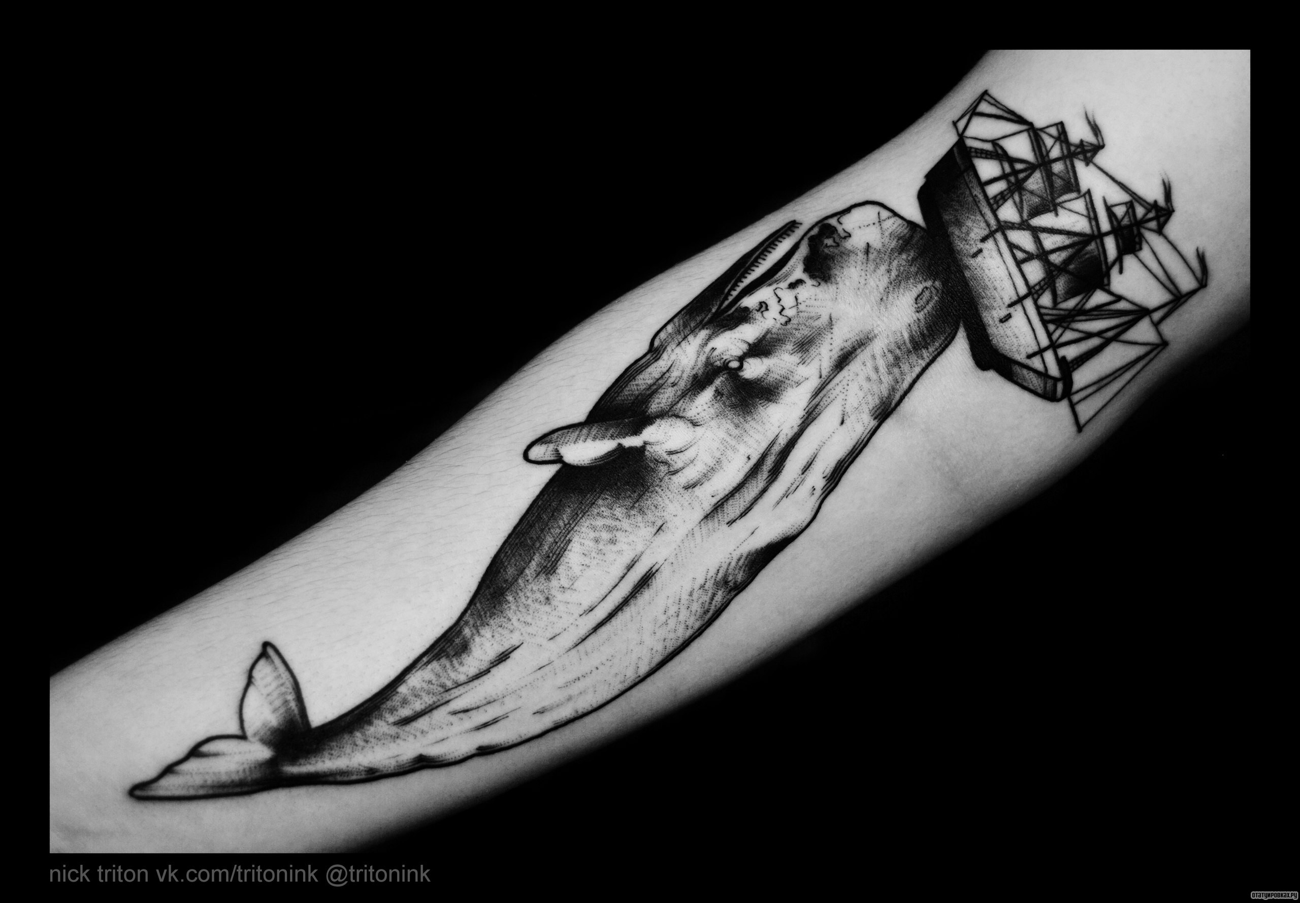 Фотография татуировки под названием «Кит толкает корабль»