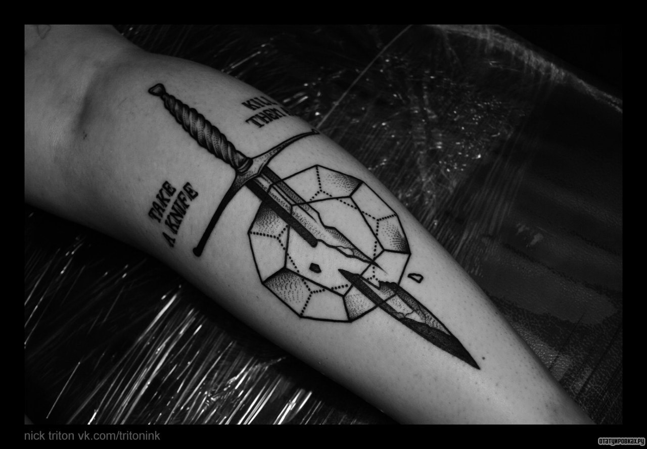 Фотография татуировки под названием «Меч с надписями»