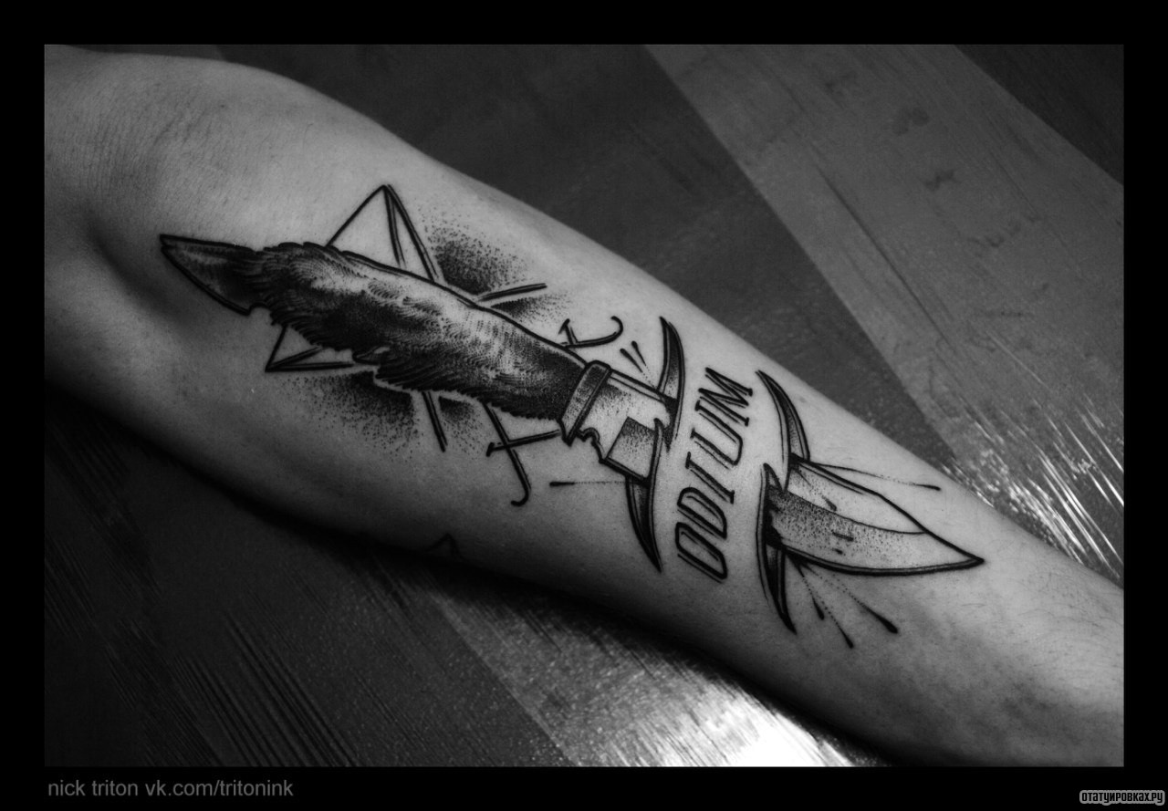 Фотография татуировки под названием «Odium надпись и нож»