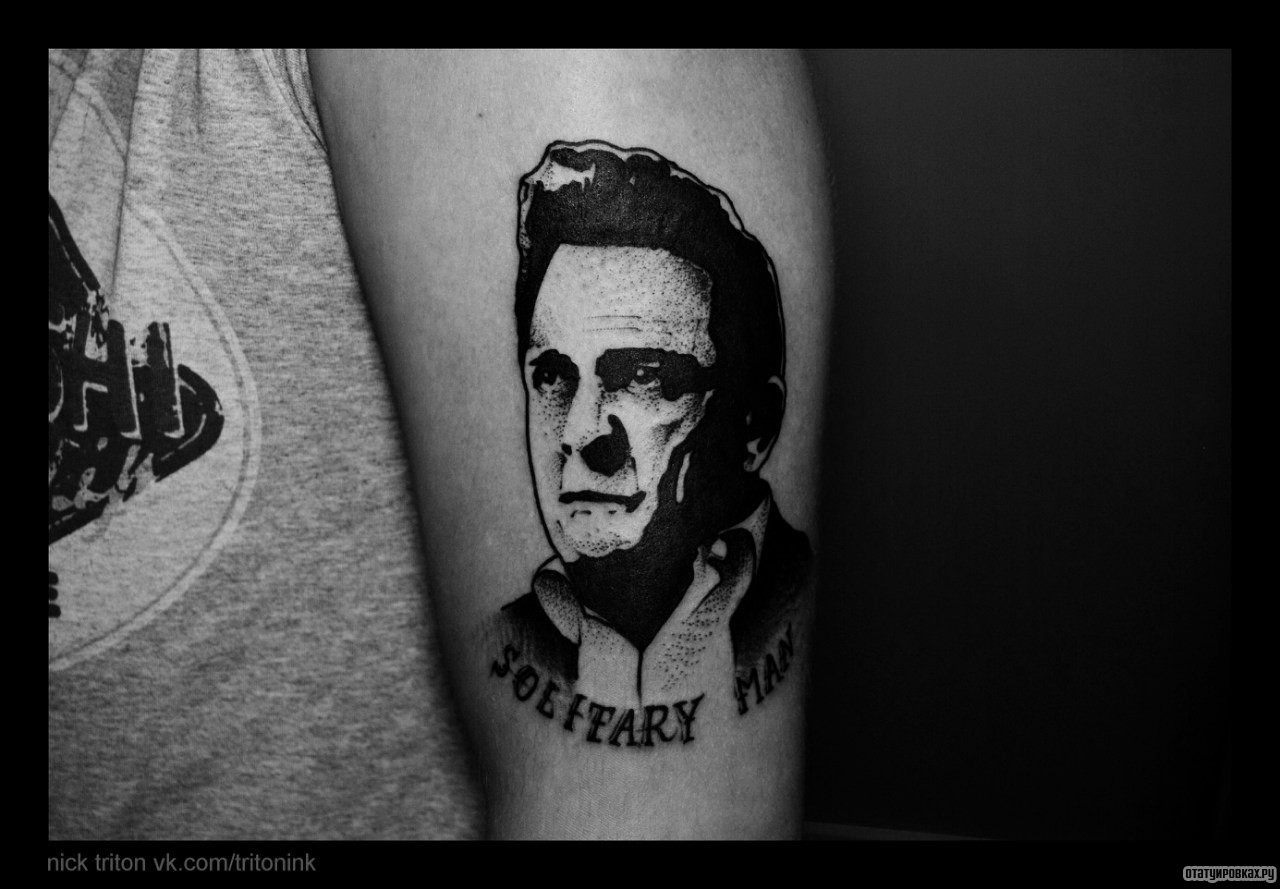 Фотография татуировки под названием «Человек с надписью»