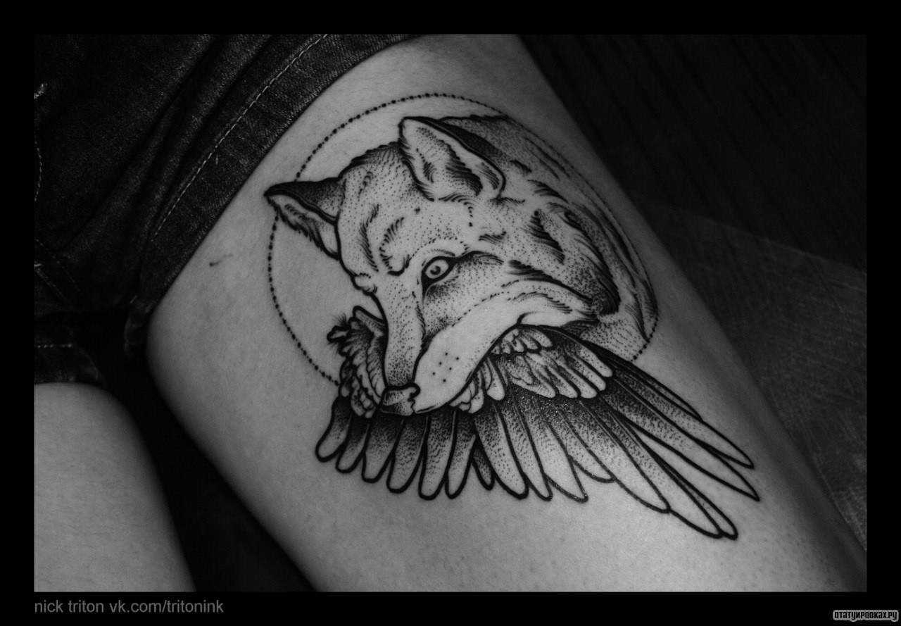 Фотография татуировки под названием «Лиса с птицей в зубах»