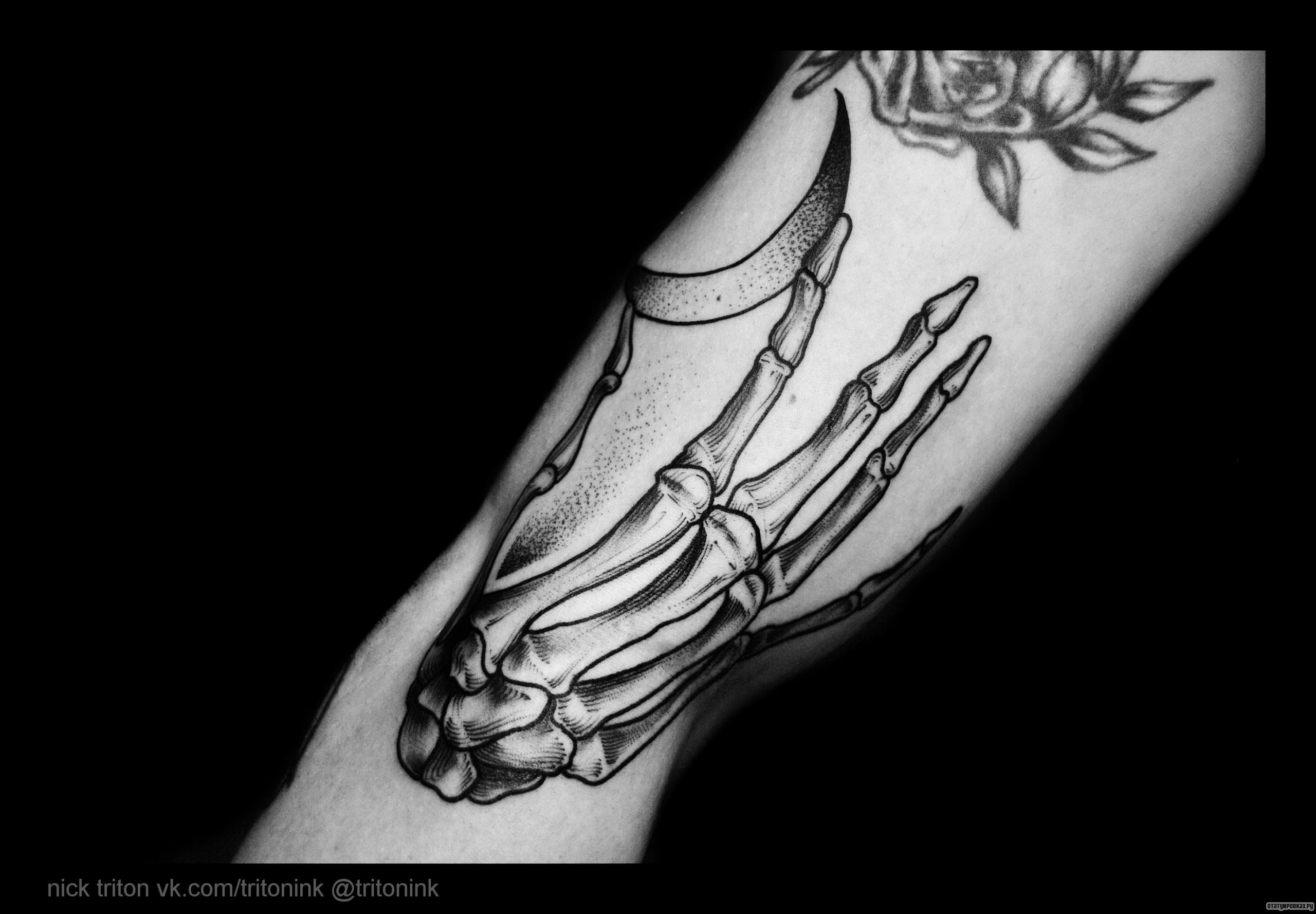 Фотография татуировки под названием «Рука скелета с месяцем»