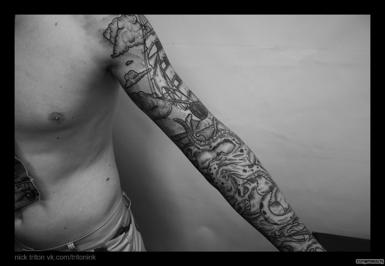Фотография татуировки под названием «Корабль и осьминог»