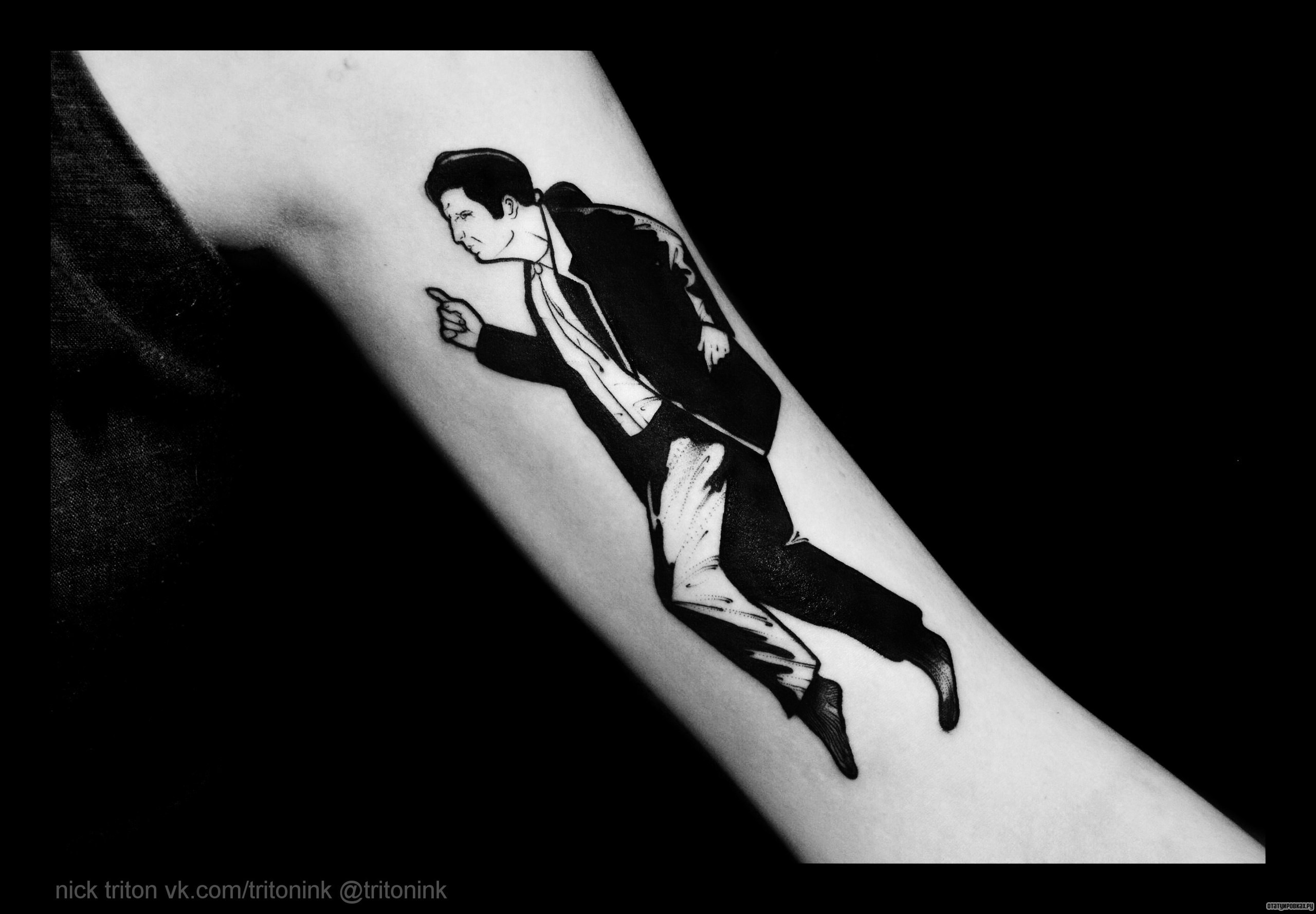 Фотография татуировки под названием «Человек в черном костюме»