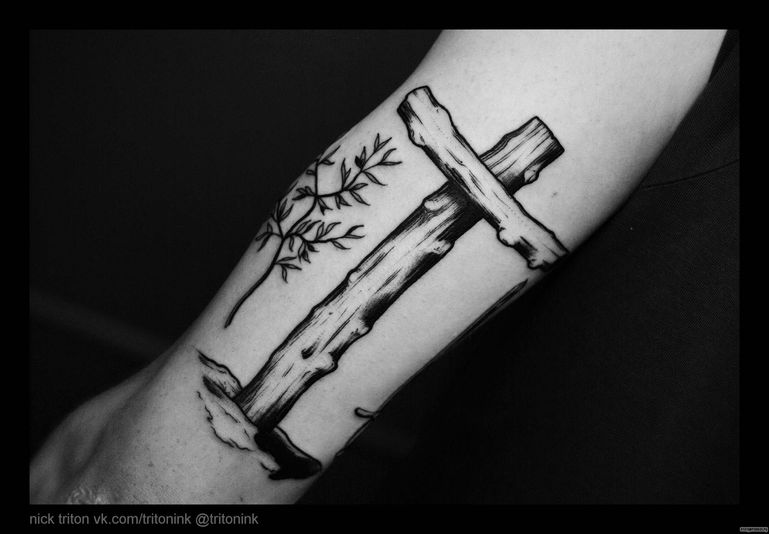 Фотография татуировки под названием «Деревянный крест в земле с деревом»