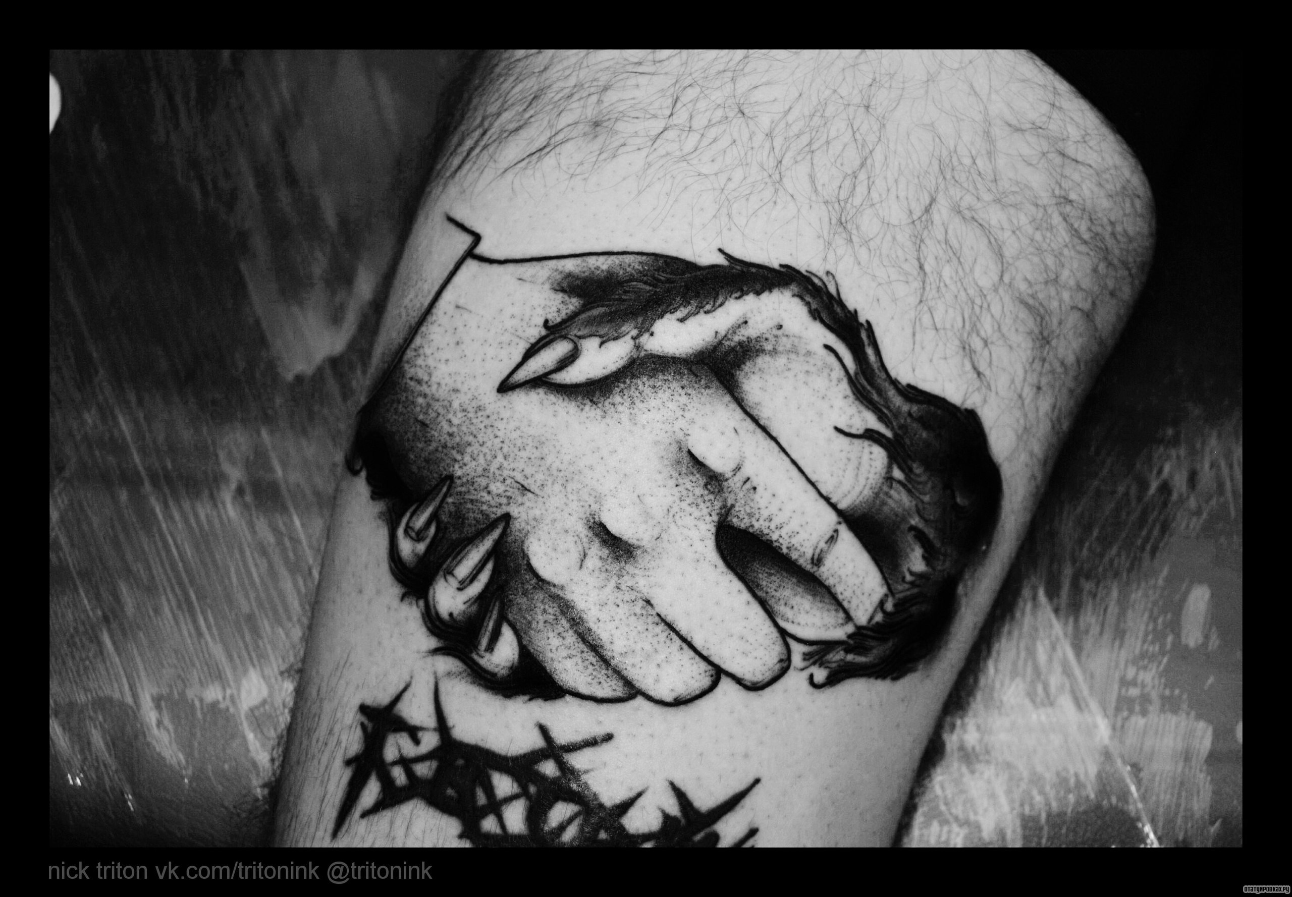 Фотография татуировки под названием «Рукопожатие и колючая проволока»