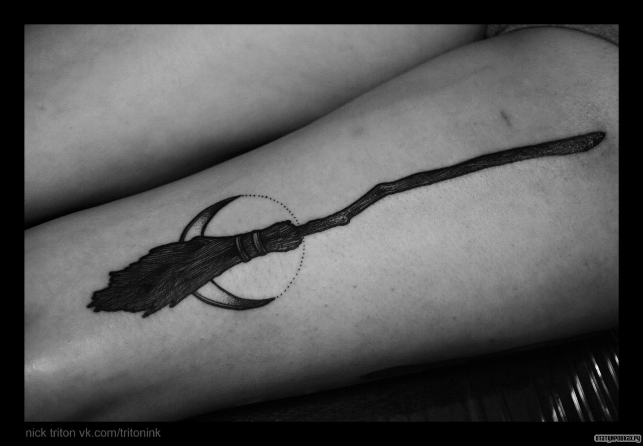 Фотография татуировки под названием «Метла и месяц»