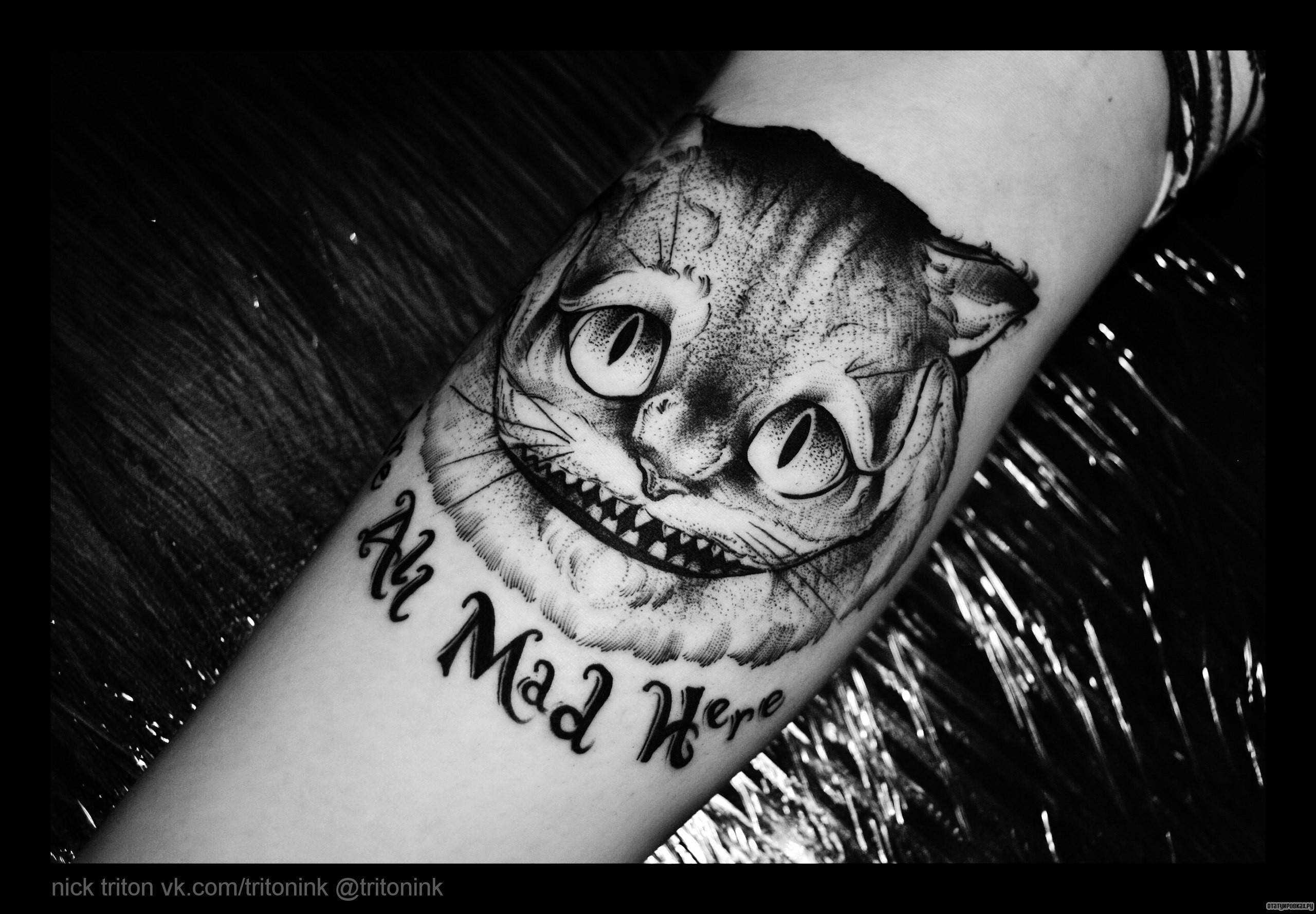 Фотография татуировки под названием «Кот чеширский и надпись»