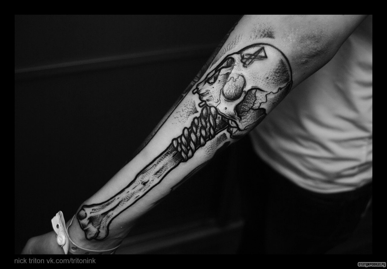Фотография татуировки под названием «Череп на кости»