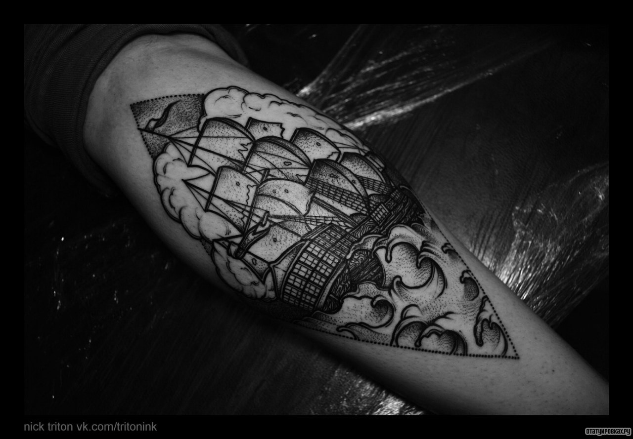 Фотография татуировки под названием «Корабль в волнах»