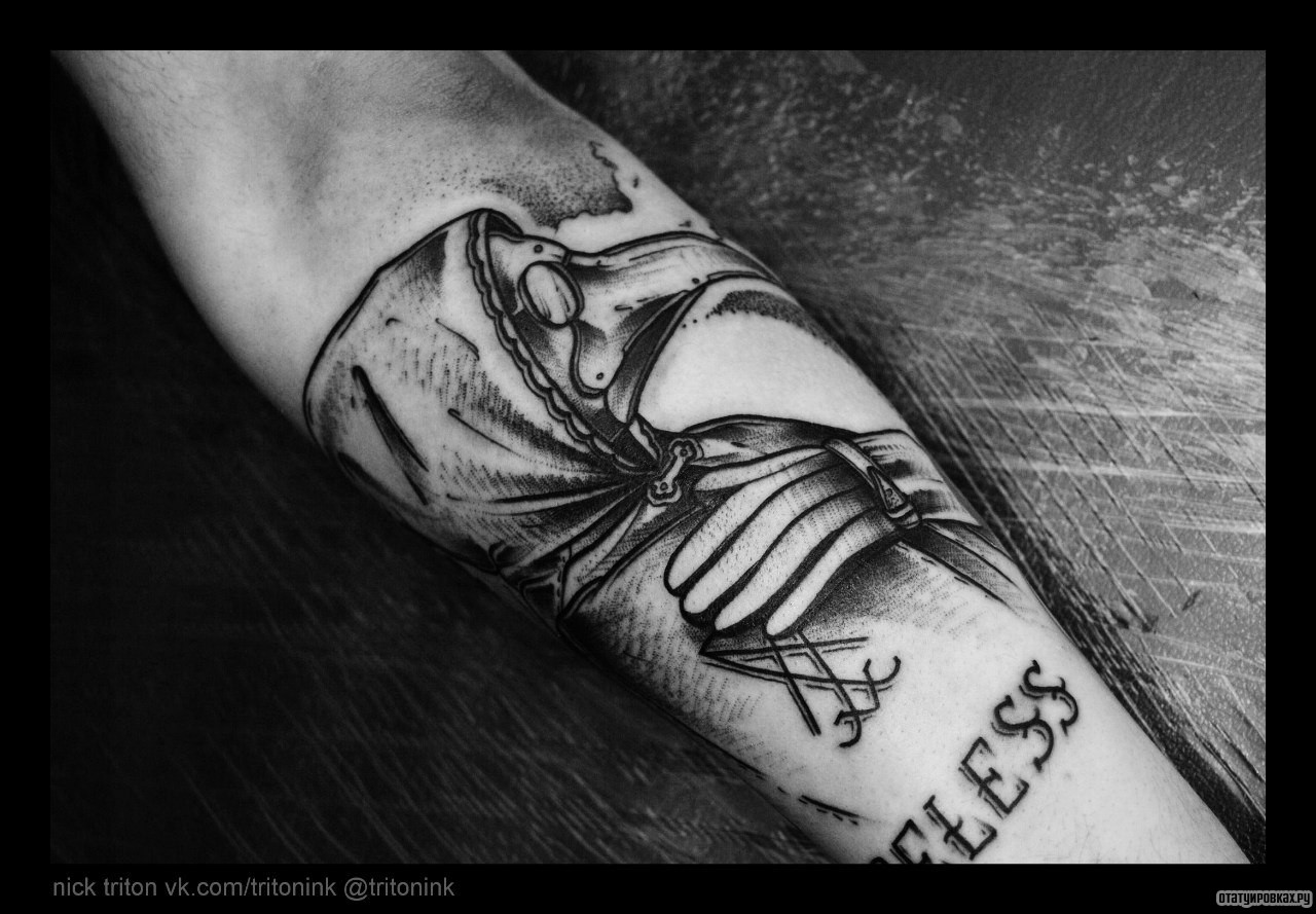 Фотография татуировки под названием «Ворон в капюшоне»