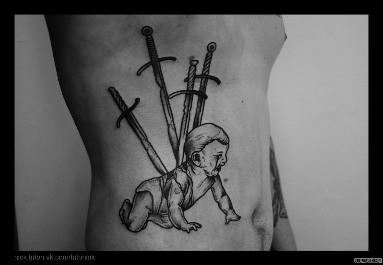 Фотография татуировки под названием «Малыш с мечами в теле»