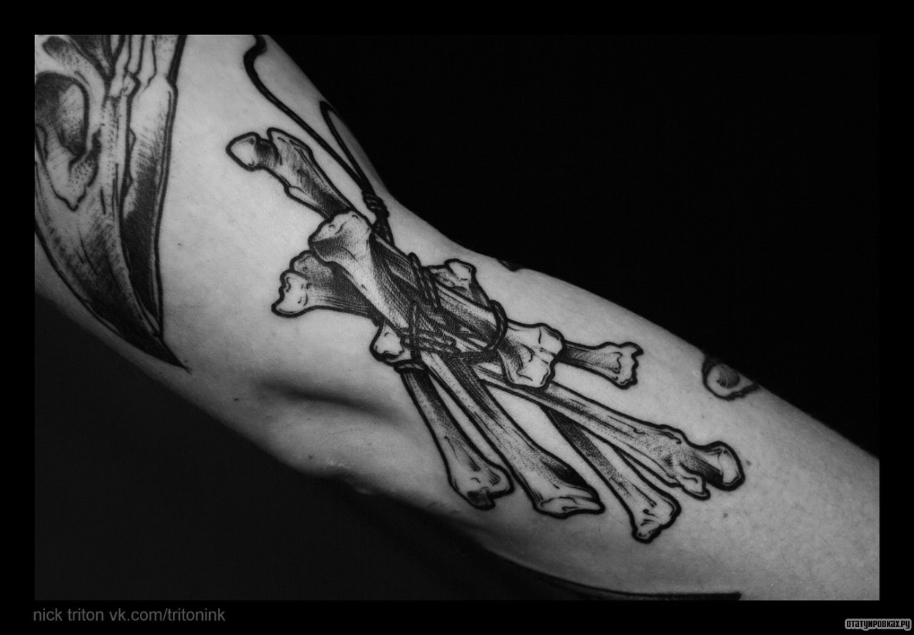Фотография татуировки под названием «Связанные кости»