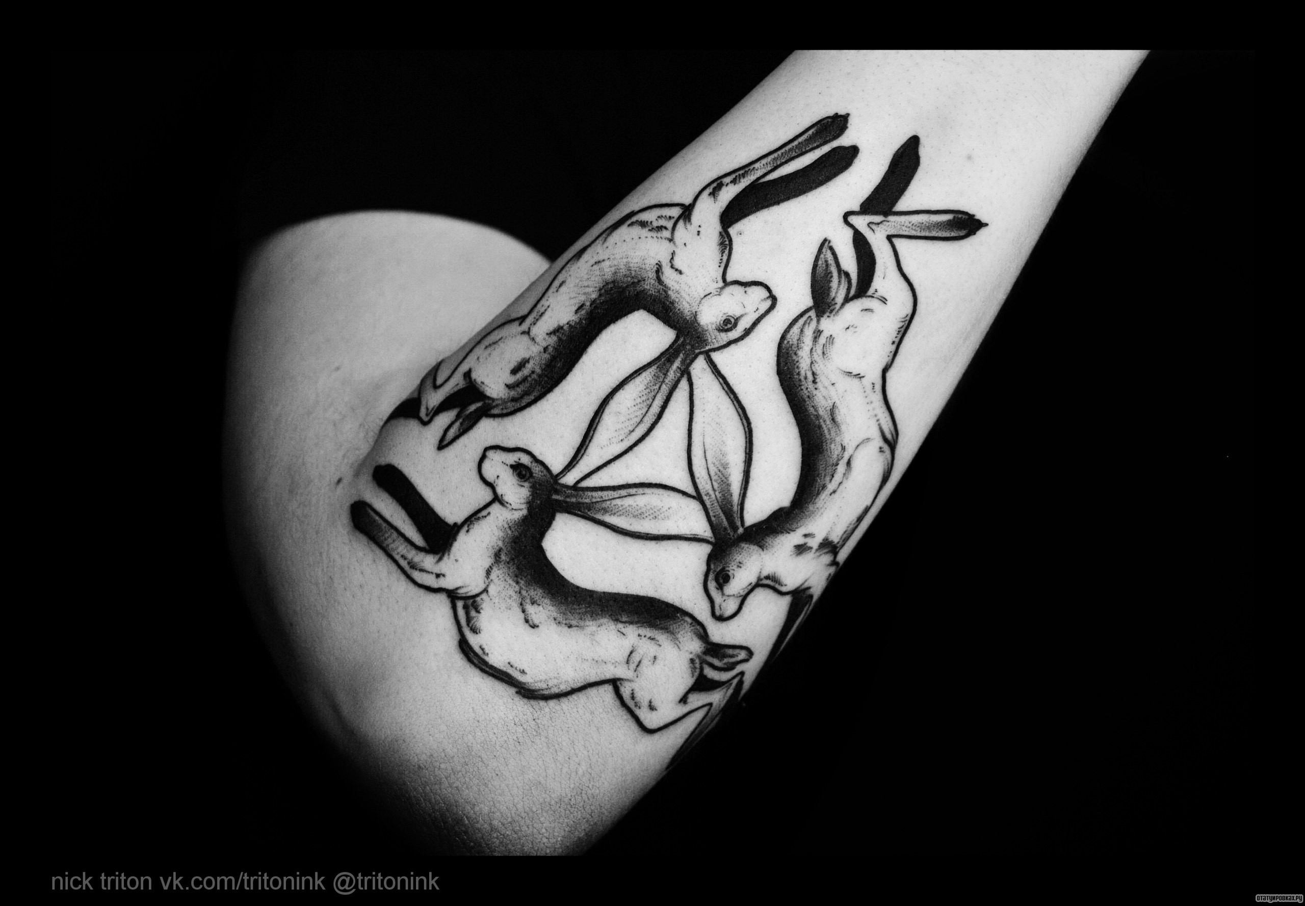Фотография татуировки под названием «Три зайца»