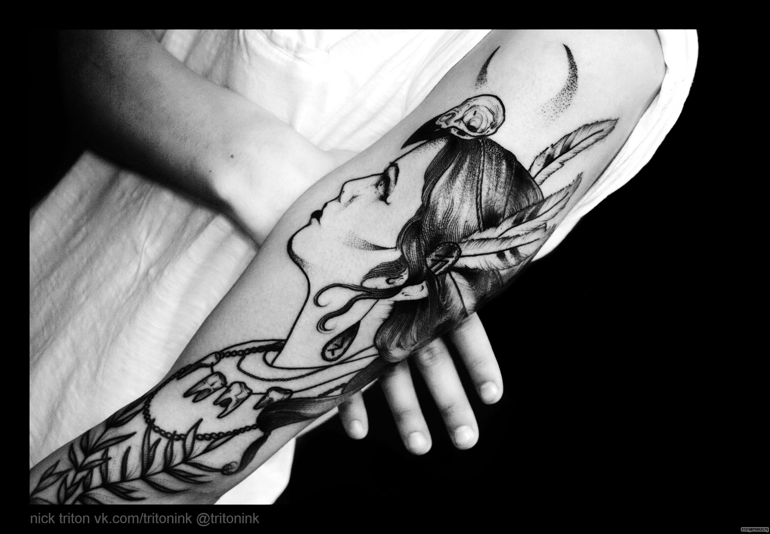 Фотография татуировки под названием «Девушка с перьями на голове»