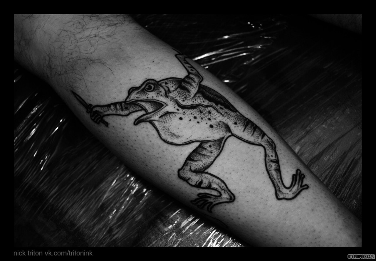 Фотография татуировки под названием «Лягушка с ножом»