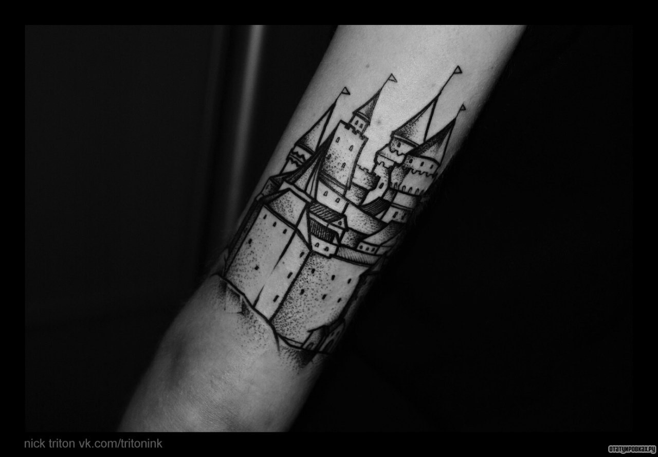 Фотография татуировки под названием «Замок»