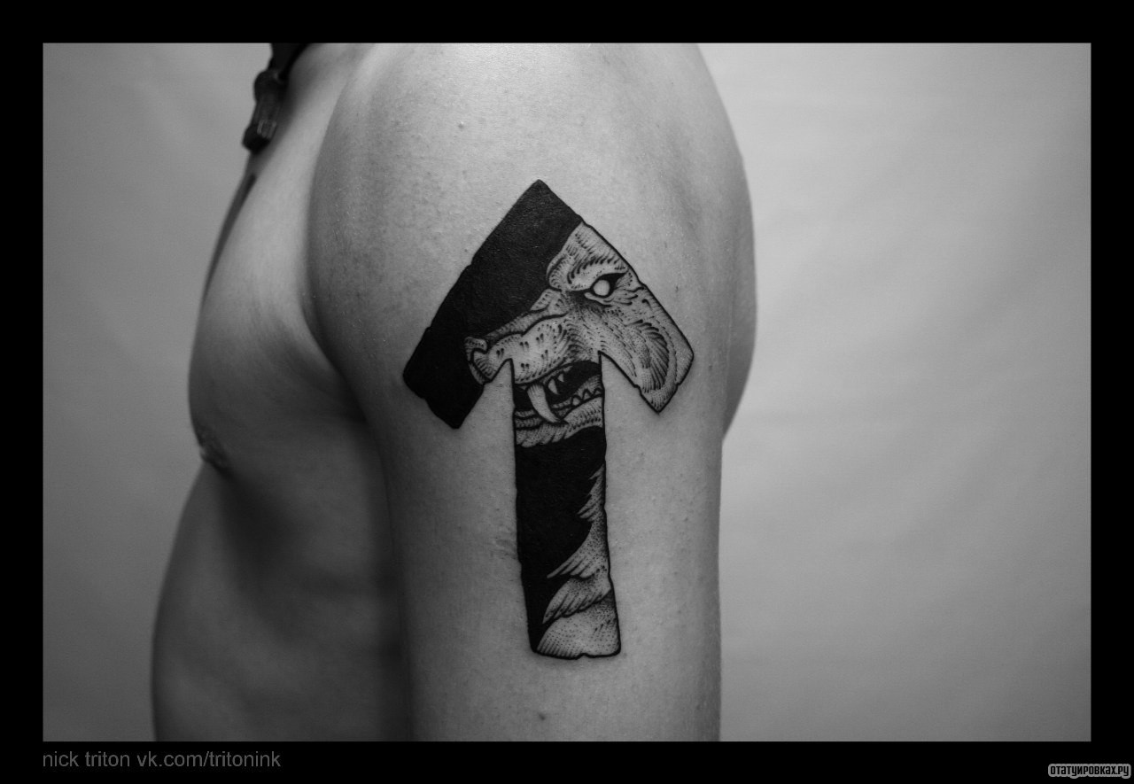 Фотография татуировки под названием «Руна с волком»