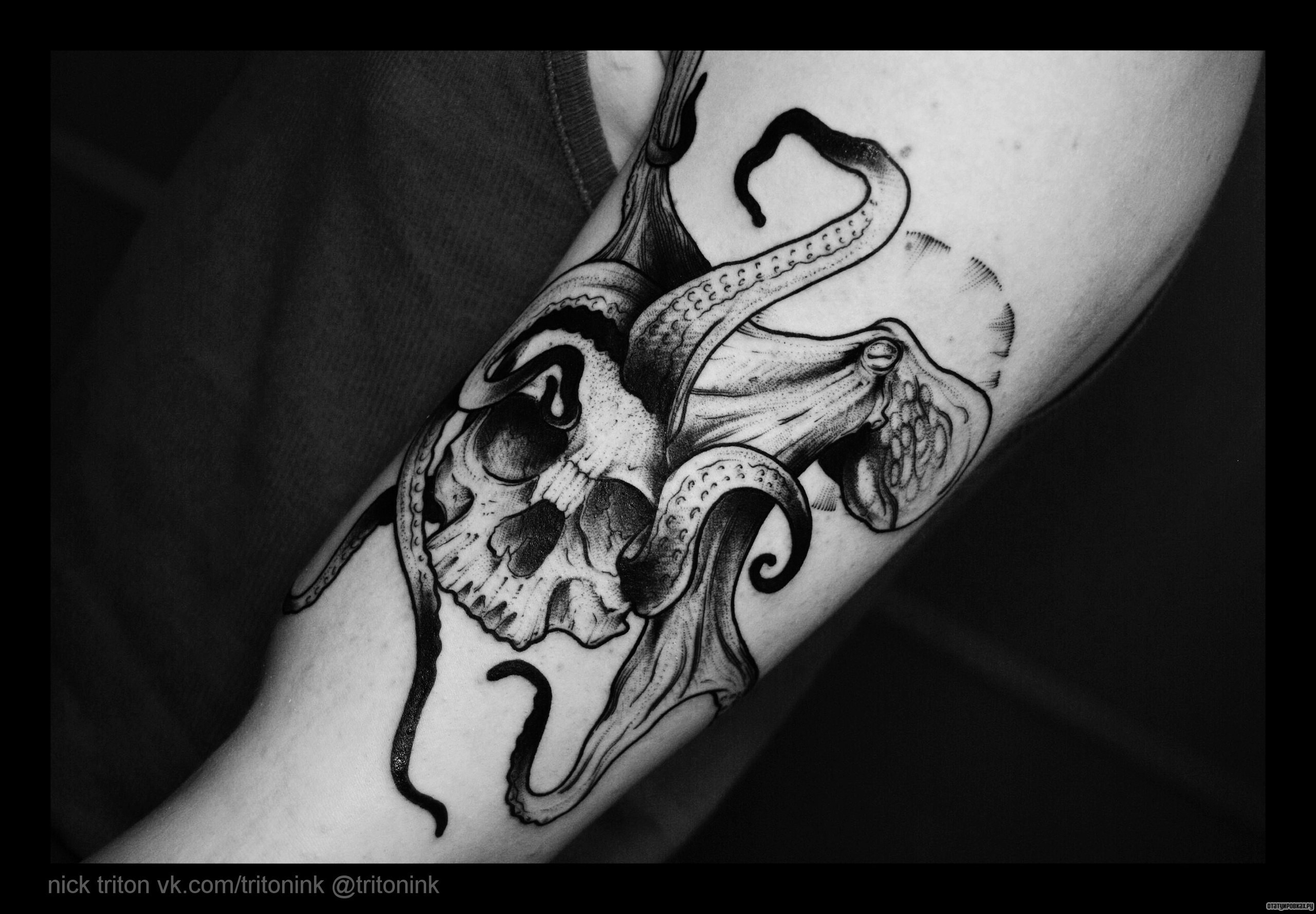Фотография татуировки под названием «Череп и осьминог»