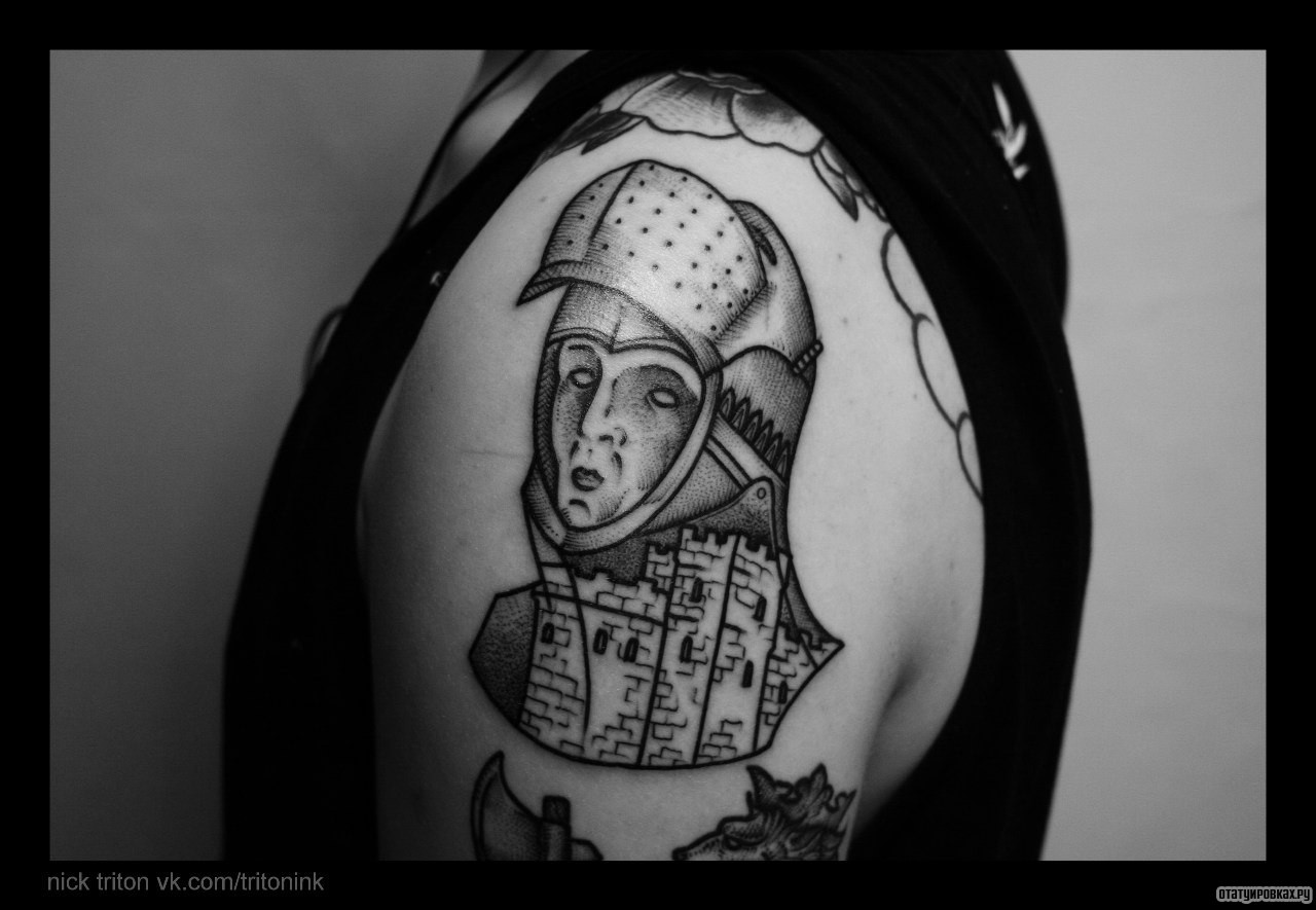 Фотография татуировки под названием «Рыцарь на фоне замка»