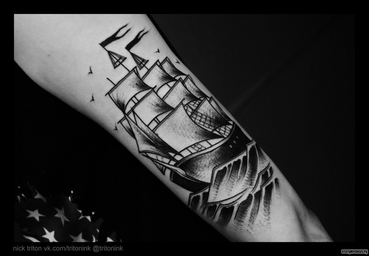 Фотография татуировки под названием «Корабль»