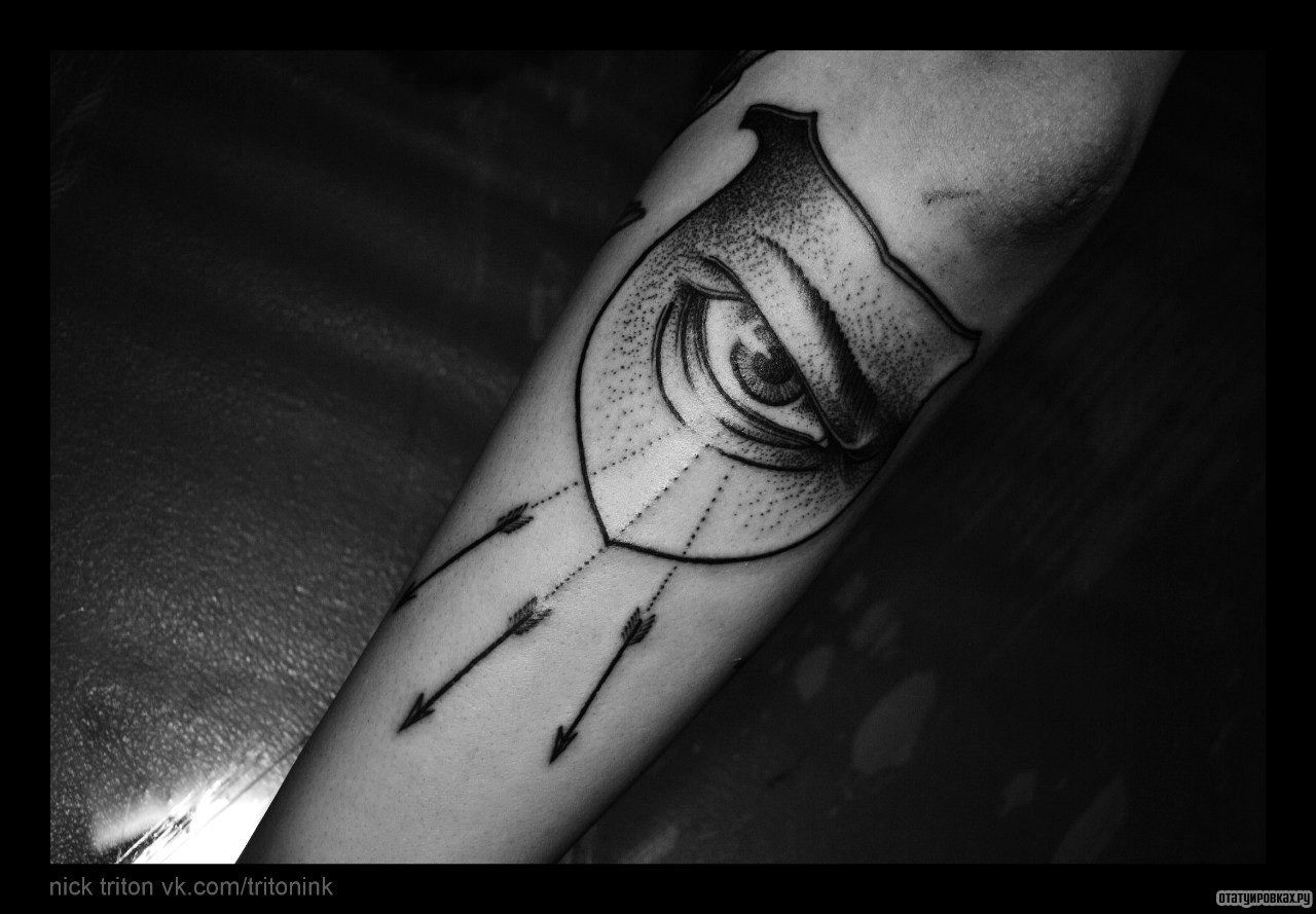 Фотография татуировки под названием «Глаз со стрелами»