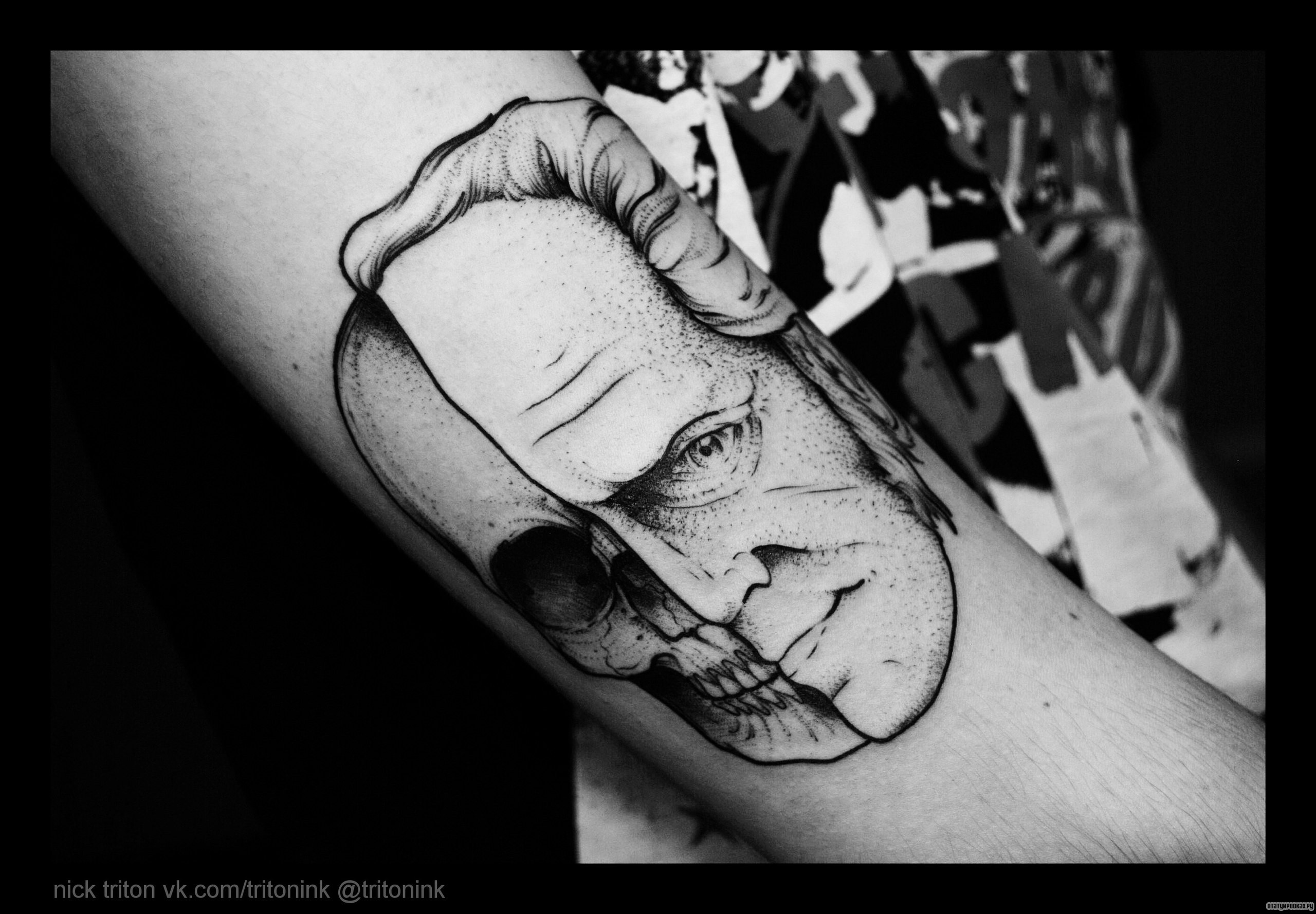 Фотография татуировки под названием «Пол лица пол череп»