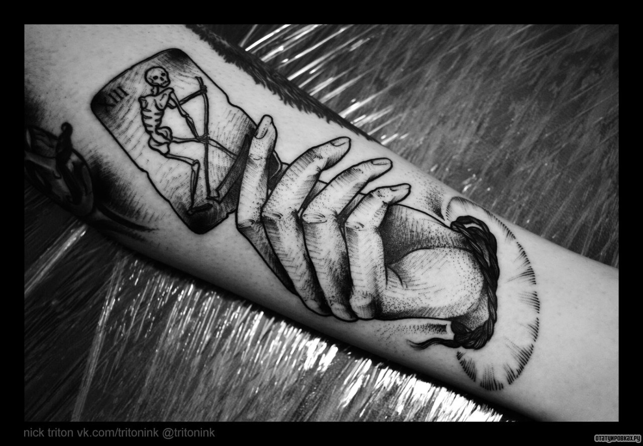 Фотография татуировки под названием «Карта в руке»