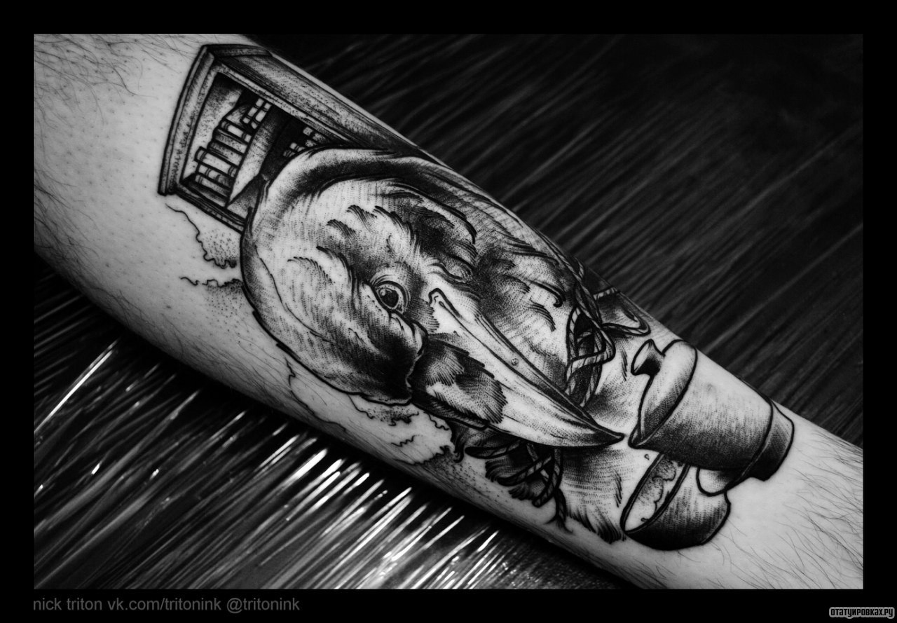 Фотография татуировки под названием «Ворон и книги»