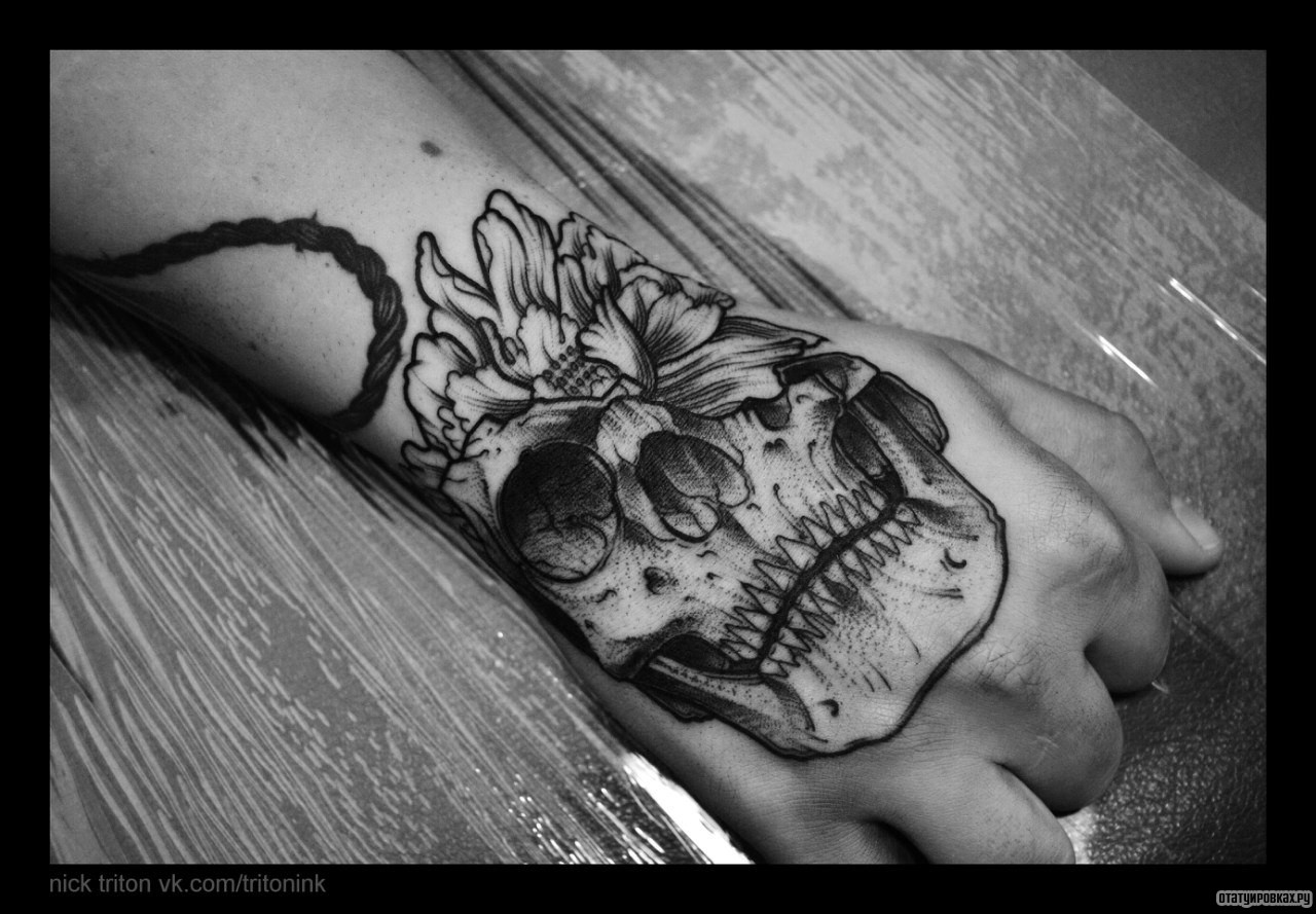 Фотография татуировки под названием «Череп цветок»