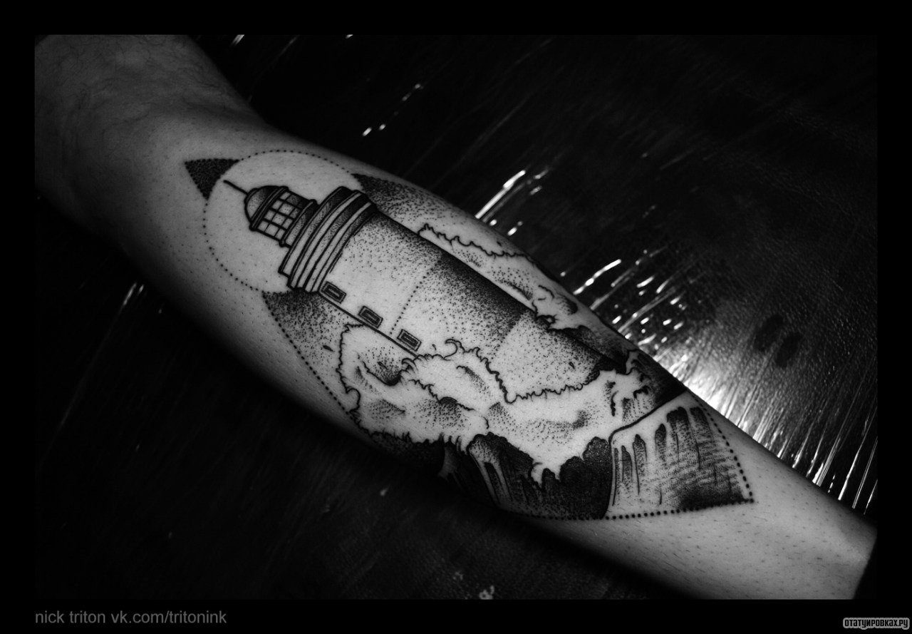 Фотография татуировки под названием «Маяк с волнами»