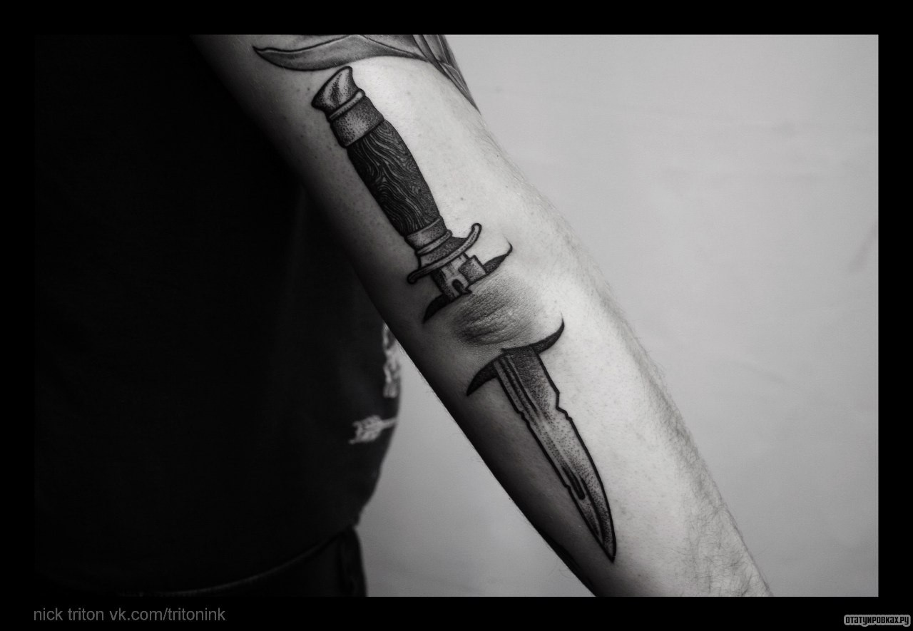 Фотография татуировки под названием «Нож под кожей»