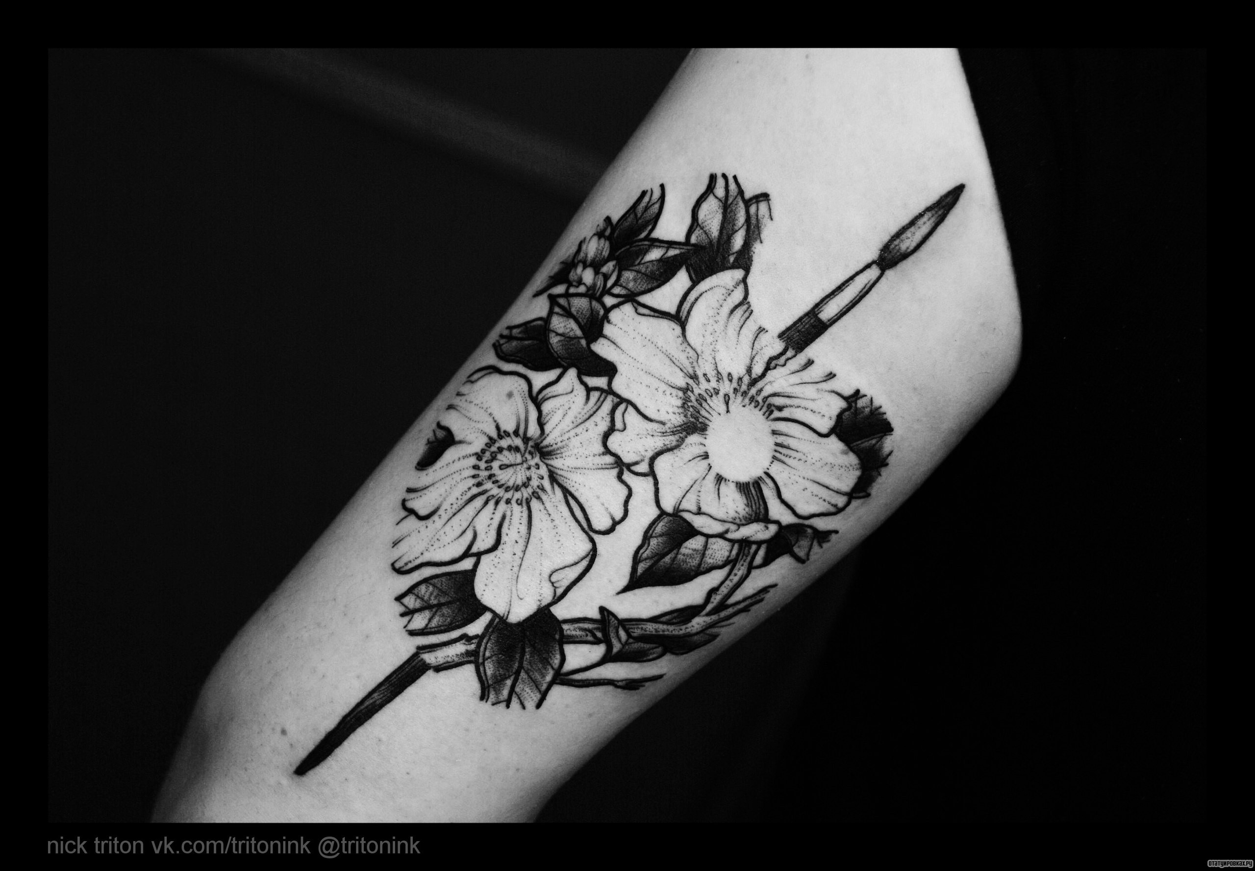 Фотография татуировки под названием «Цветы и кисточка»