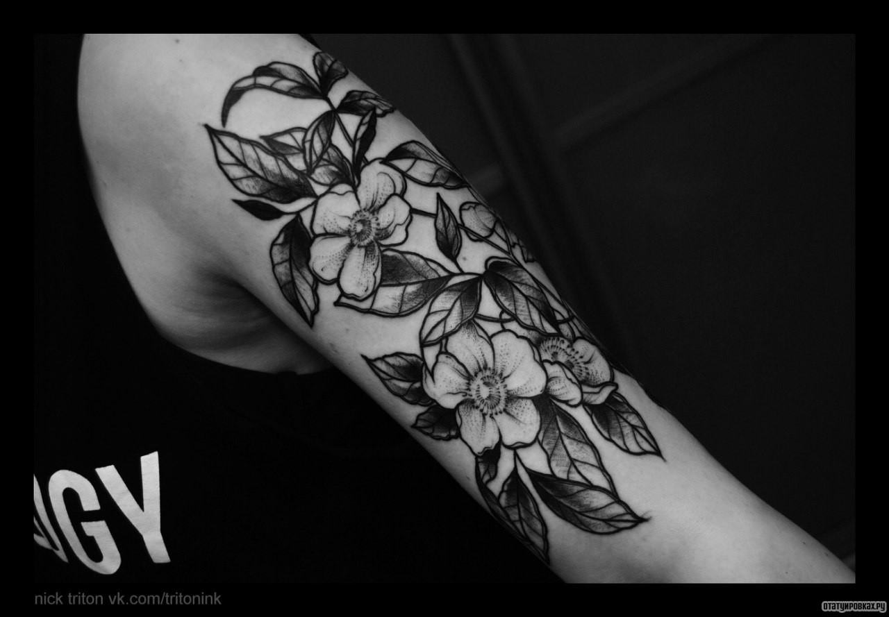 Фотография татуировки под названием «Цветы на ветках»